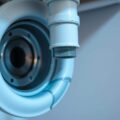 Na jakiej wysokości odpływ do pralki – syfon, wysokość wpięcia i bezpieczeństwo