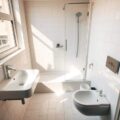 Projekty łazienek – mała łazienka w bloku 2m2 w praktycznych aranżacjach