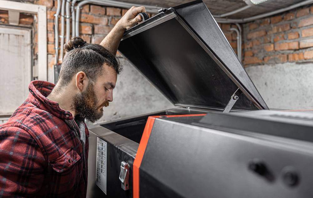 Jak prawidłowo konserwować podajnik kotła, aby wydłużyć żywotność jego części?