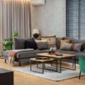 Nowoczesny salon z klasą – jak połączyć panele akustyczne z naturalnym kamieniem i drewnem?
