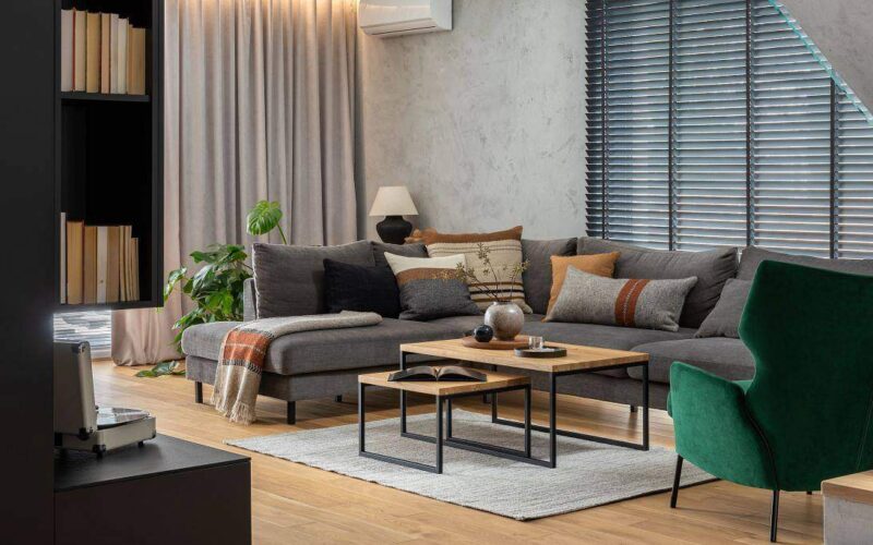 Nowoczesny salon z klasą – jak połączyć panele akustyczne z naturalnym kamieniem i drewnem?