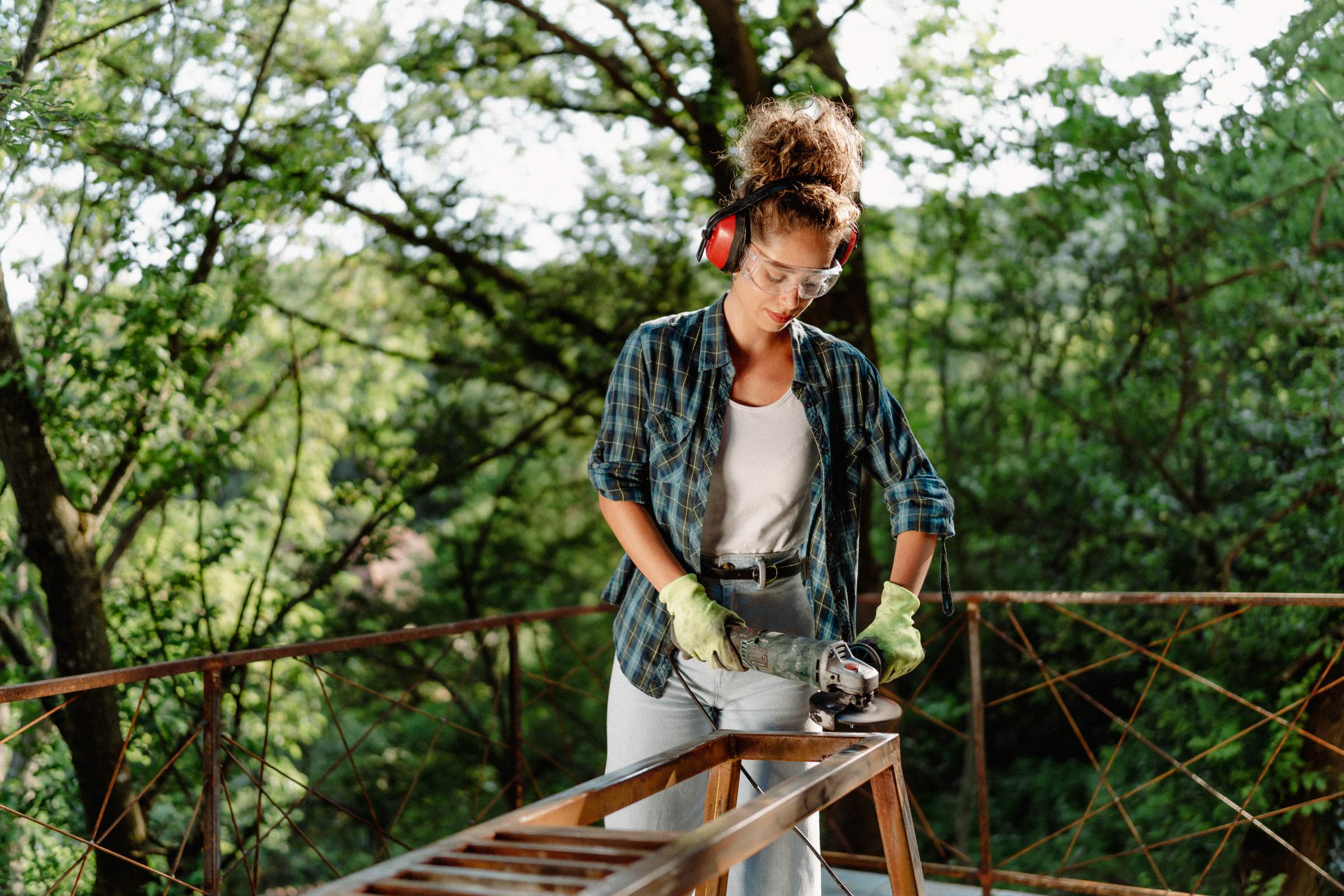 Szlifierka kątowa nie tylko do metalu – poznaj wszechstronne zastosowania tego narzędzia w domu i ogrodzie