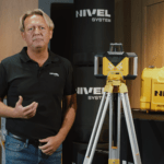 Akcesoria do niwelatora – jakie wyposażenie dodatkowe warto mieć na budowie?