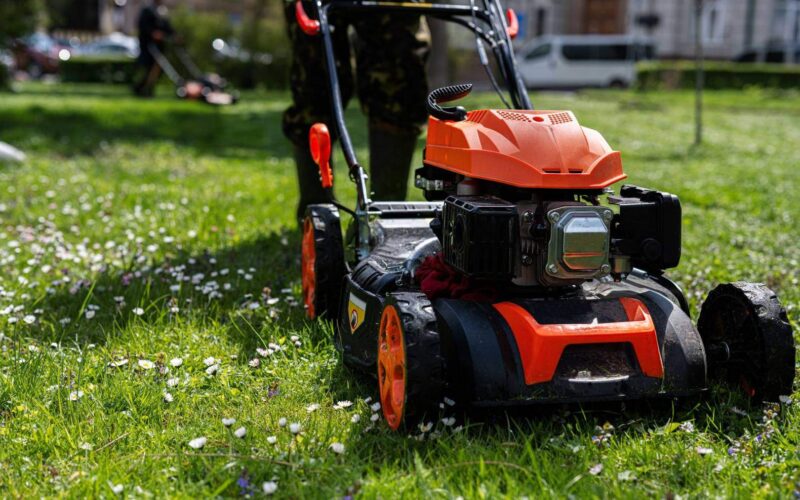 Jaka kosiarka do trawy poradzi sobie z trudnym terenem?