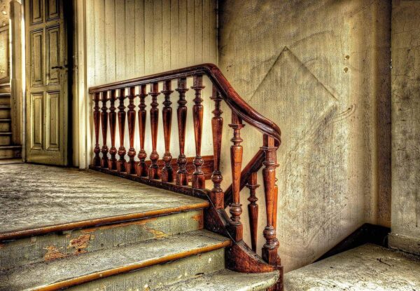 Renowacja drewna w starym domu: Jak przywrócić blask zabytkowej elewacji?