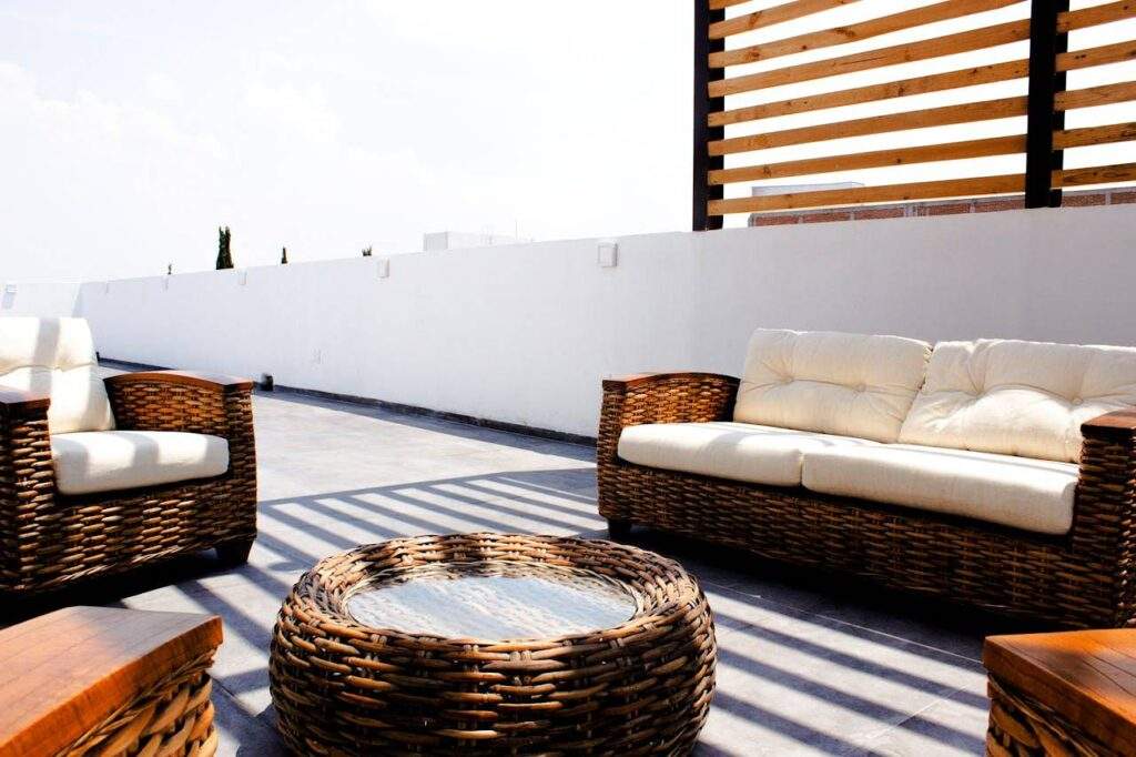 Rattan, drewno czy aluminium – jaka sofa ogrodowa najlepsza?