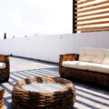 Rattan, drewno czy aluminium – jaka sofa ogrodowa najlepsza?