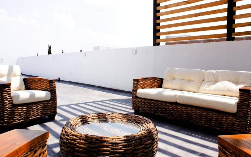 Rattan, drewno czy aluminium – jaka sofa ogrodowa najlepsza?