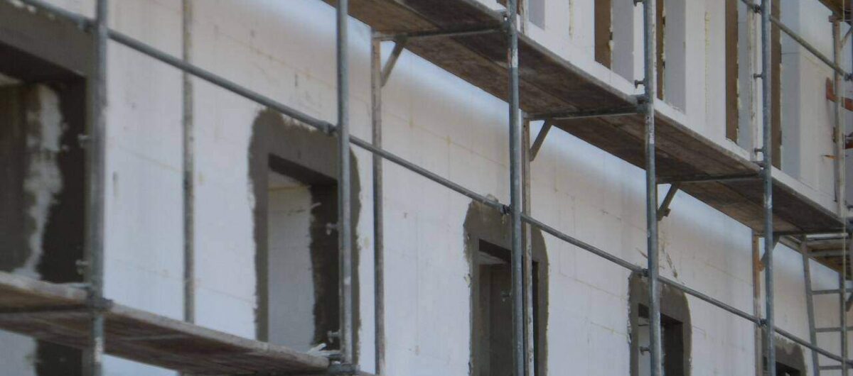 Czym zastąpić styropian na elewacji? Porównanie wełny mineralnej i innych materiałów izolacyjnych