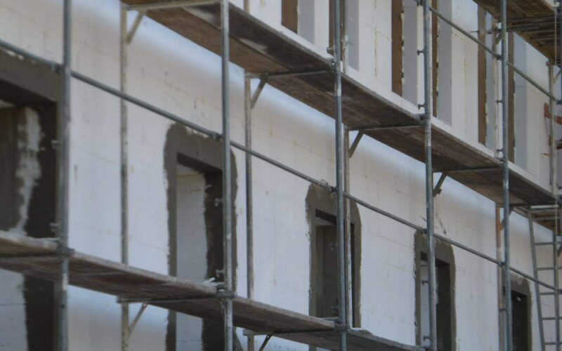 Czym zastąpić styropian na elewacji? Porównanie wełny mineralnej i innych materiałów izolacyjnych