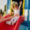Domki dla dzieci z tarasem i zjeżdżalnią – na co zwrócić uwagę?