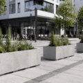 Nowoczesna mała architektura – jak donice miejskie i beton architektoniczny kształtują współczesne przestrzenie publiczne?