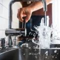 Jak dobrać baterię kuchenną do zlewu?