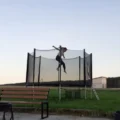 Takie cechy powinna mieć dobra trampolina ogrodowa. Zwróć na nie uwagę przed zakupem