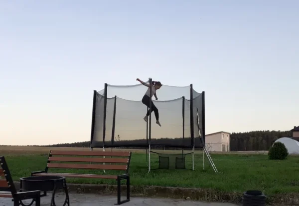 Takie cechy powinna mieć dobra trampolina ogrodowa. Zwróć na nie uwagę przed zakupem