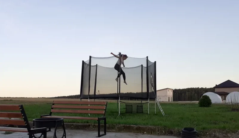 Takie cechy powinna mieć dobra trampolina ogrodowa. Zwróć na nie uwagę przed zakupem