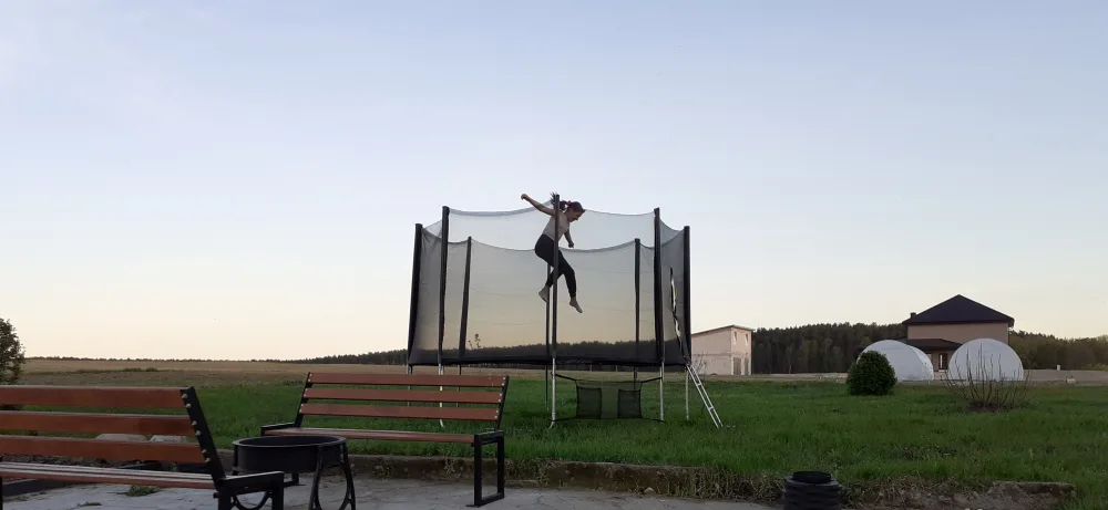 Takie cechy powinna mieć dobra trampolina ogrodowa. Zwróć na nie uwagę przed zakupem
