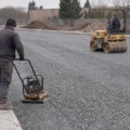 Zagęszczarka płytowa czy walec? Jak dobrać sprzęt do rodzaju podłoża?