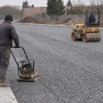 Zagęszczarka płytowa czy walec? Jak dobrać sprzęt do rodzaju podłoża?