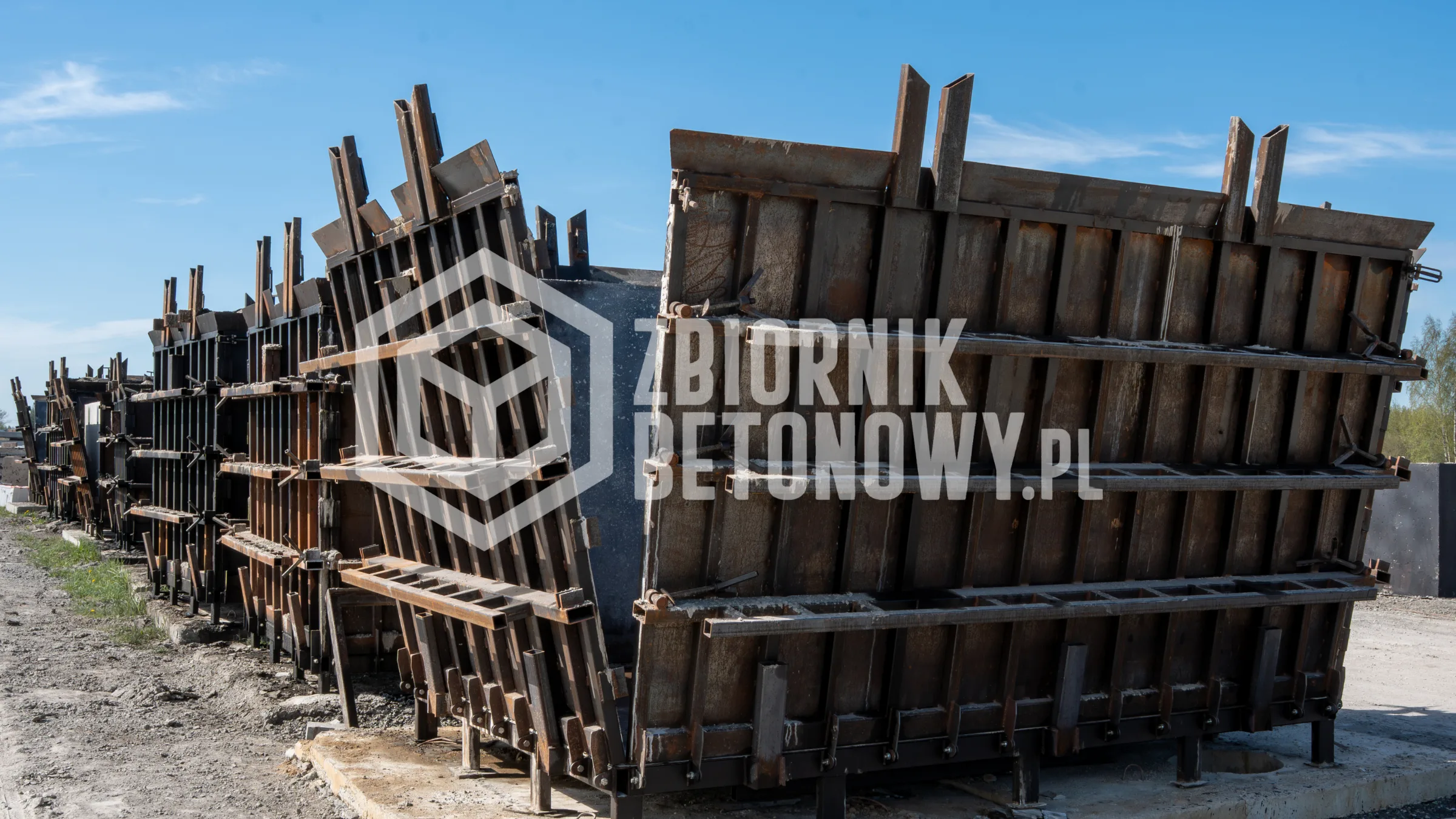 Transport zbiornika betonowego samochodem z HDS